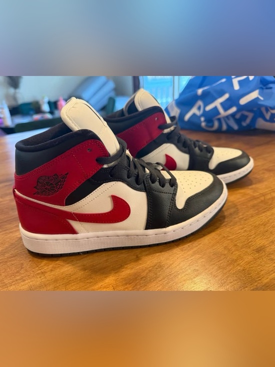 Jordan Shoes - Women’s Air Jordan 1 Mid Chicago Black Toe